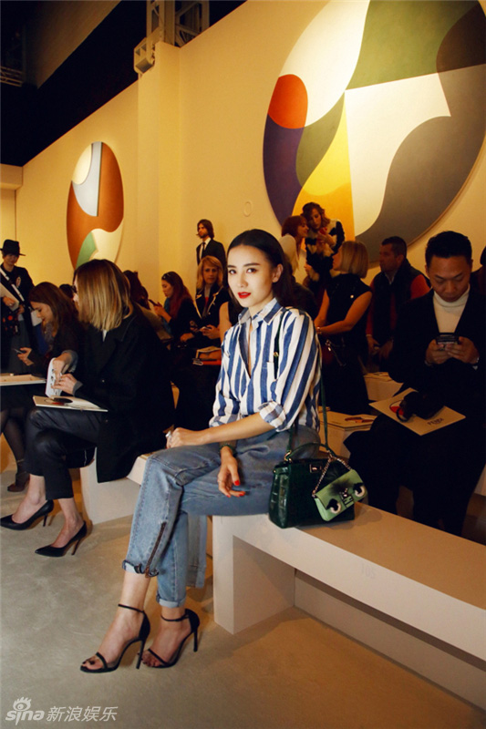 2015时装周华人女星造型盘点 昆凌“拖鞋”造型遭吐槽