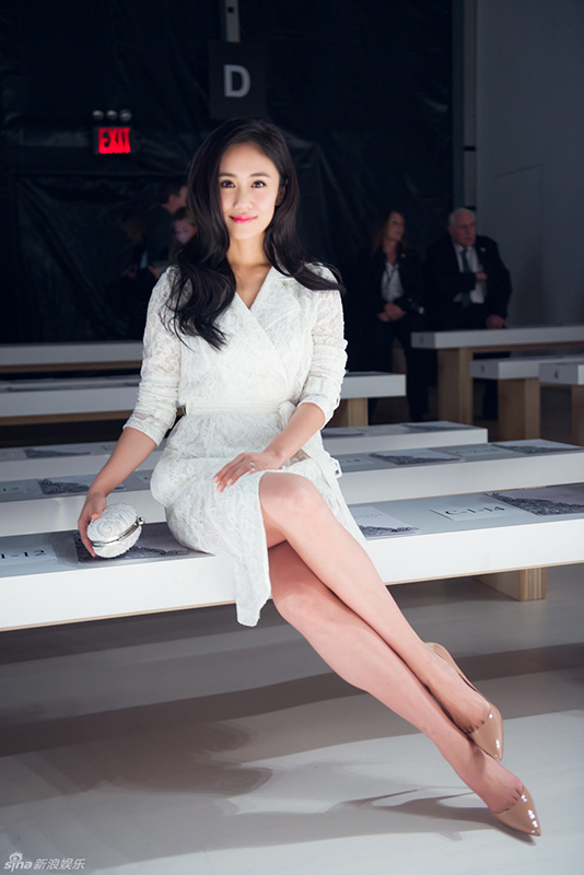 2015时装周华人女星造型盘点 昆凌“拖鞋”造型遭吐槽