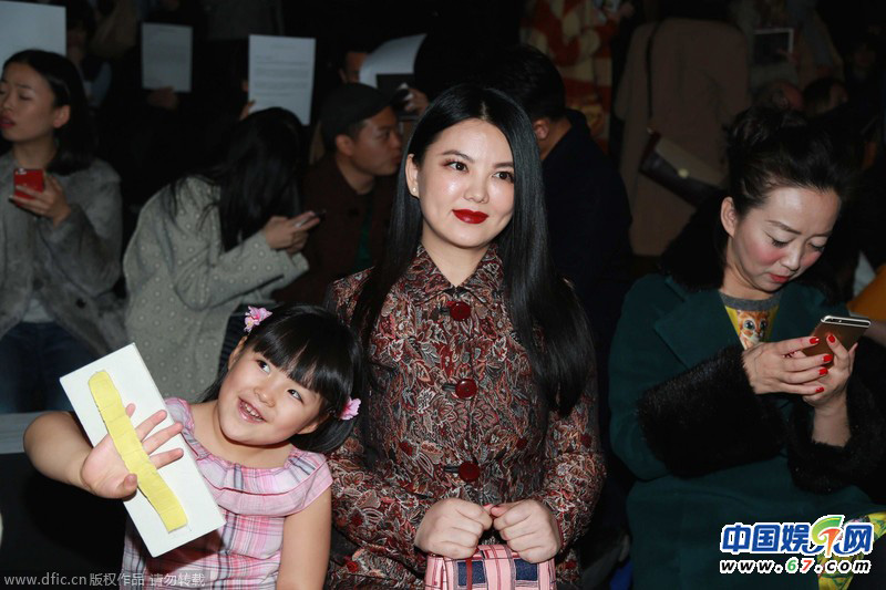 2015时装周华人女星造型盘点 昆凌“拖鞋”造型遭吐槽