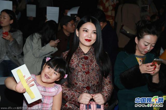 2015时装周华人女星造型盘点 昆凌“拖鞋”造型遭吐槽