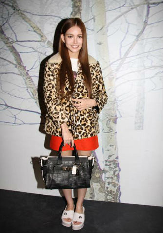 2015时装周华人女星造型盘点 昆凌“拖鞋”造型遭吐槽