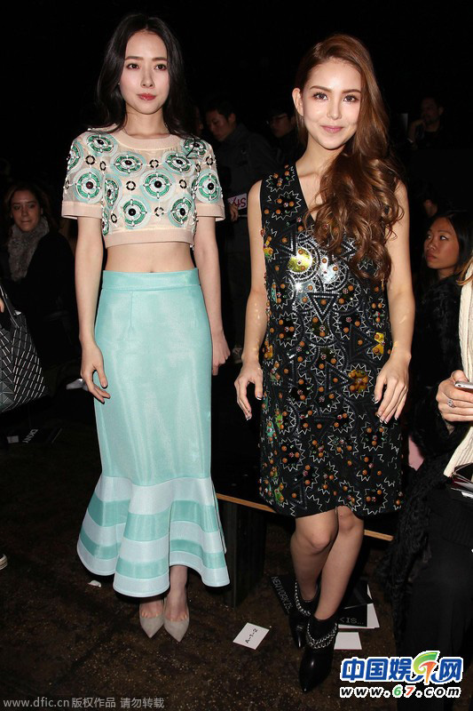 2015时装周华人女星造型盘点 昆凌“拖鞋”造型遭吐槽