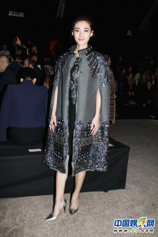 2015时装周华人女星造型盘点 昆凌“拖鞋”造型遭吐槽