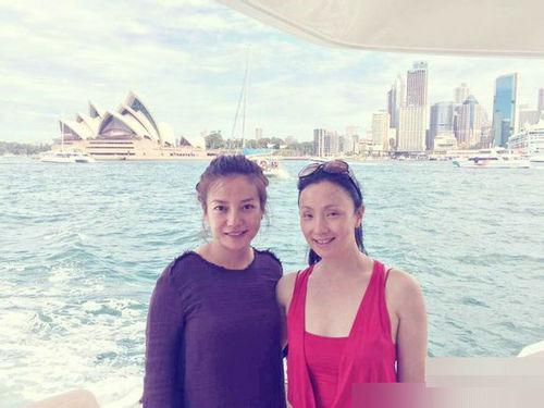 赵薇携女儿现身澳大利亚聚餐 徐峥陶虹入镜