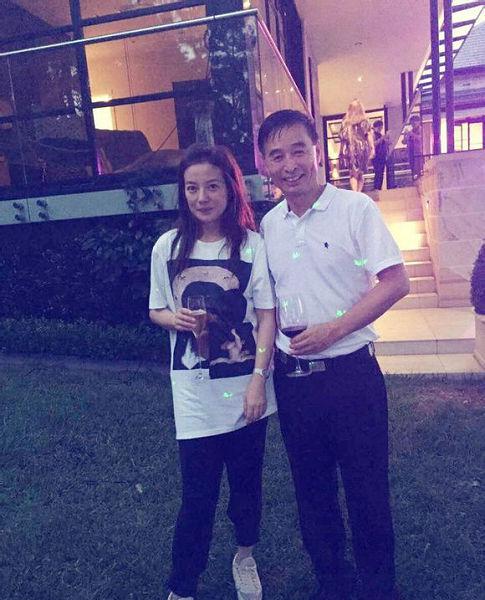 赵薇携女儿现身澳大利亚聚餐 徐峥陶虹入镜