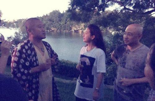 赵薇携女儿现身澳大利亚聚餐 徐峥陶虹入镜