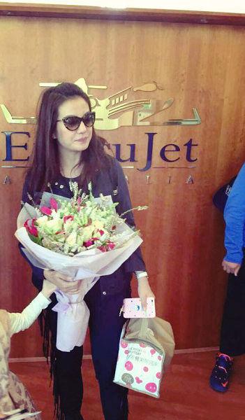 赵薇携女儿现身澳大利亚聚餐 徐峥陶虹入镜