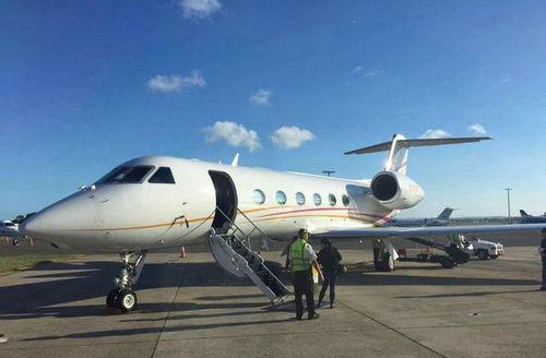 赵薇携女儿现身澳大利亚聚餐 徐峥陶虹入镜