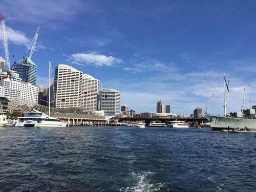 赵薇携女儿现身澳大利亚聚餐 徐峥陶虹入镜