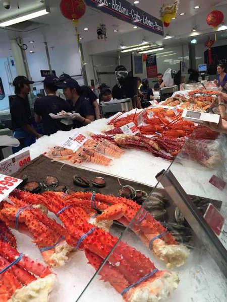 赵薇携女儿现身澳大利亚聚餐 徐峥陶虹入镜