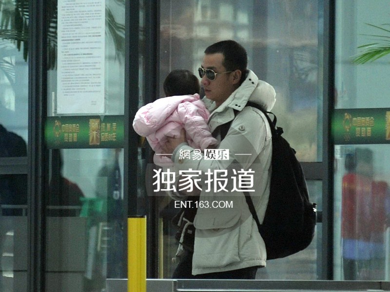 文章抱着女儿现身机场
