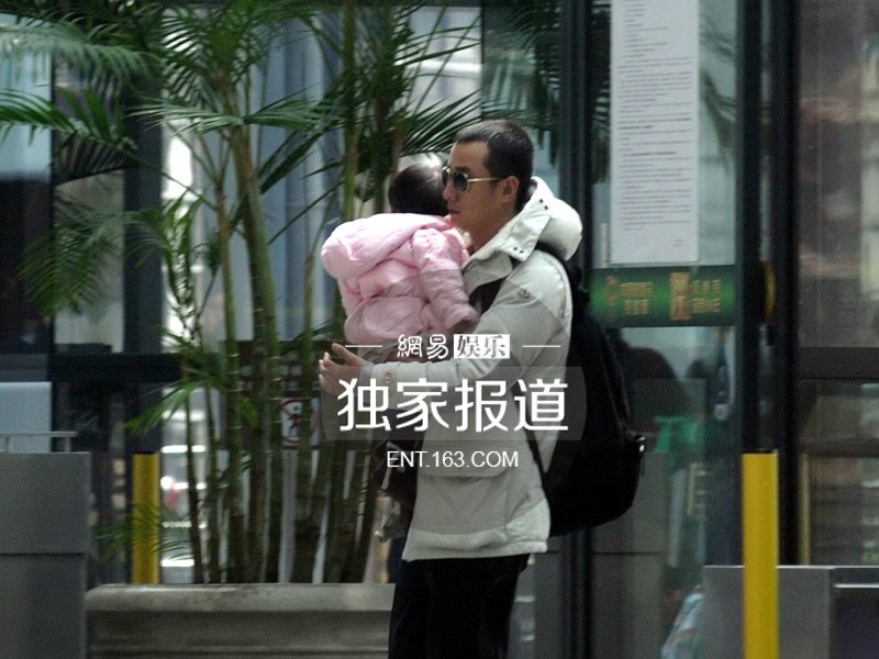 文章抱着女儿现身机场