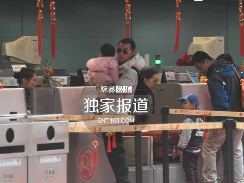文章抱着女儿现身机场
