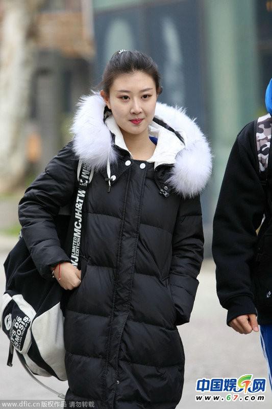 上戏艺考众考生拼素颜 小鲜肉百变造型抢镜“放大招”