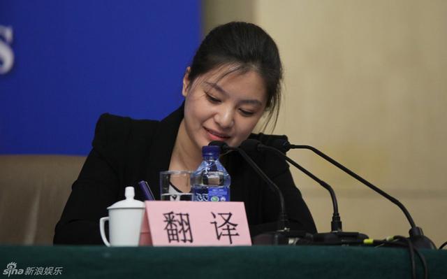 历届两会美女翻译