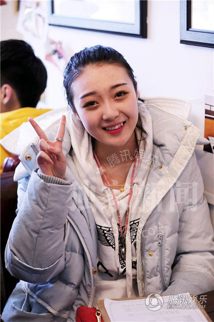 学生做出剪刀手