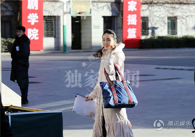 艺考的学生大方与记者打招呼