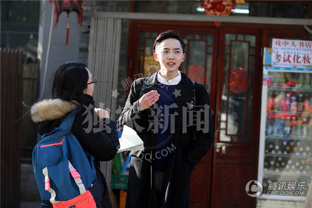 参加中戏艺考的学生聊天