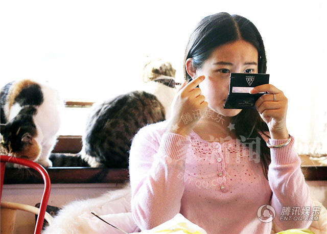 参加艺考的学生补妆