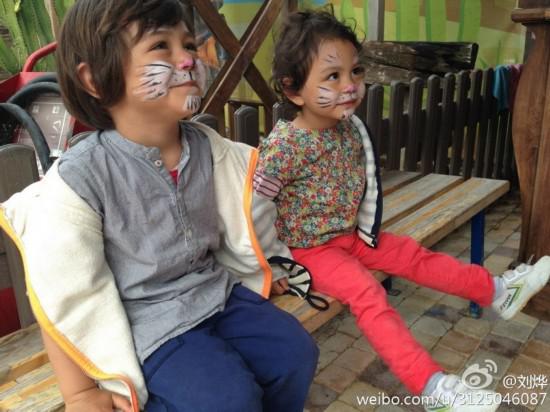刘烨晒儿女萌照 大哥哥穿水手装霸气揽妹妹入怀