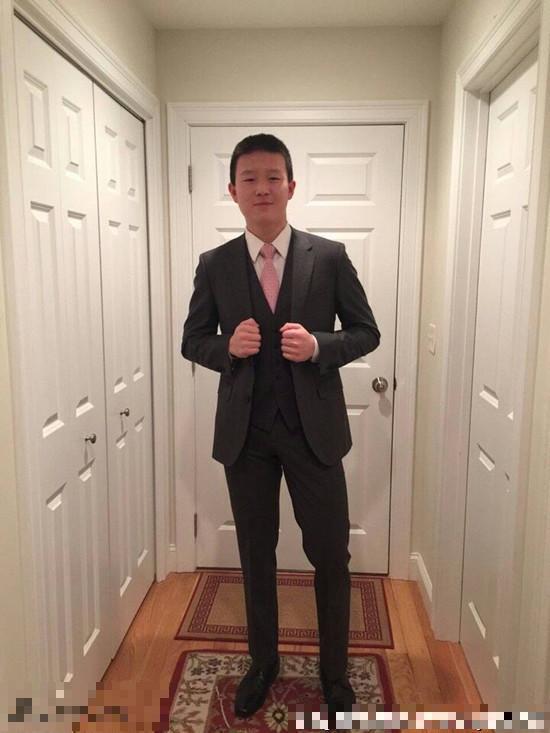 宋丹丹前夫英达16岁小儿子帅气近照曝光