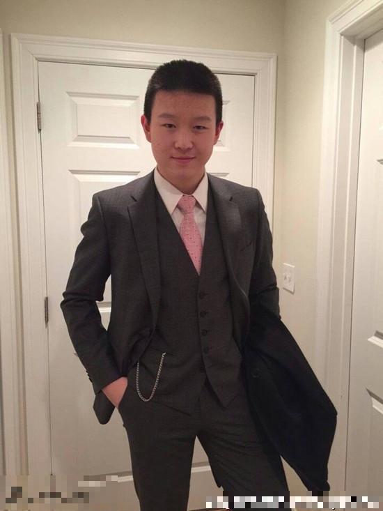 宋丹丹前夫英达16岁小儿子帅气近照曝光