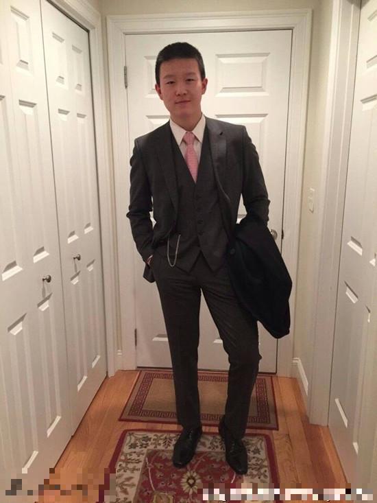 宋丹丹前夫英达16岁小儿子帅气近照曝光