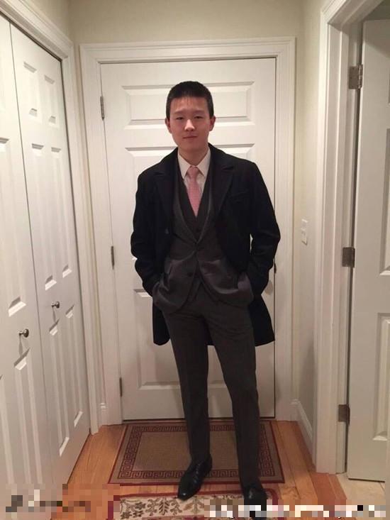 宋丹丹前夫英达16岁小儿子帅气近照曝光