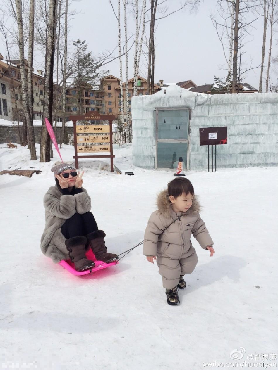 儿子拉着妈妈坐雪橇
