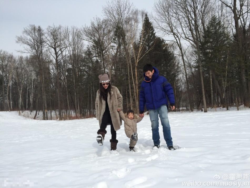 霍思燕一家三口来到长白山雪山游玩