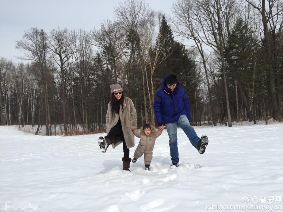 一家三口大手牵小手