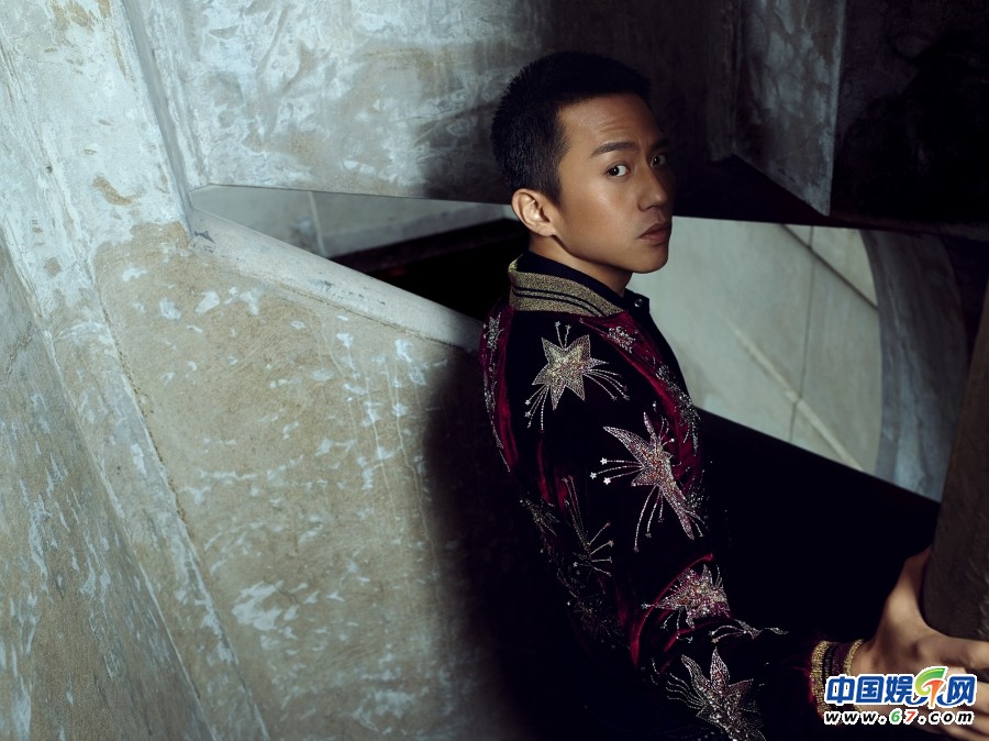 邓超封面大片时空游走 多重身份不忘本我