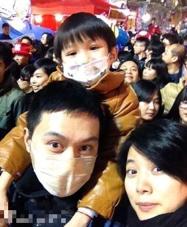 张智霖、袁咏仪和儿子魔童一家三口