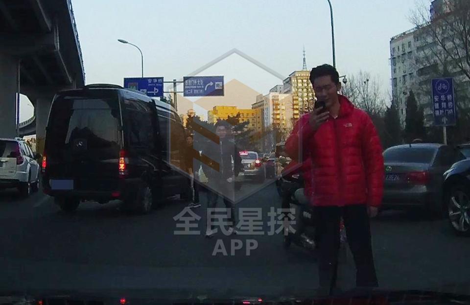 反侦察能力强！李晨发现风行记者 违规下车拍照记车牌号