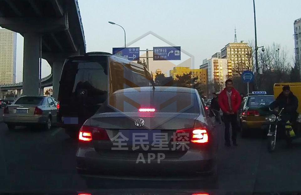 反侦察能力强！李晨发现风行记者 违规下车拍照记车牌号