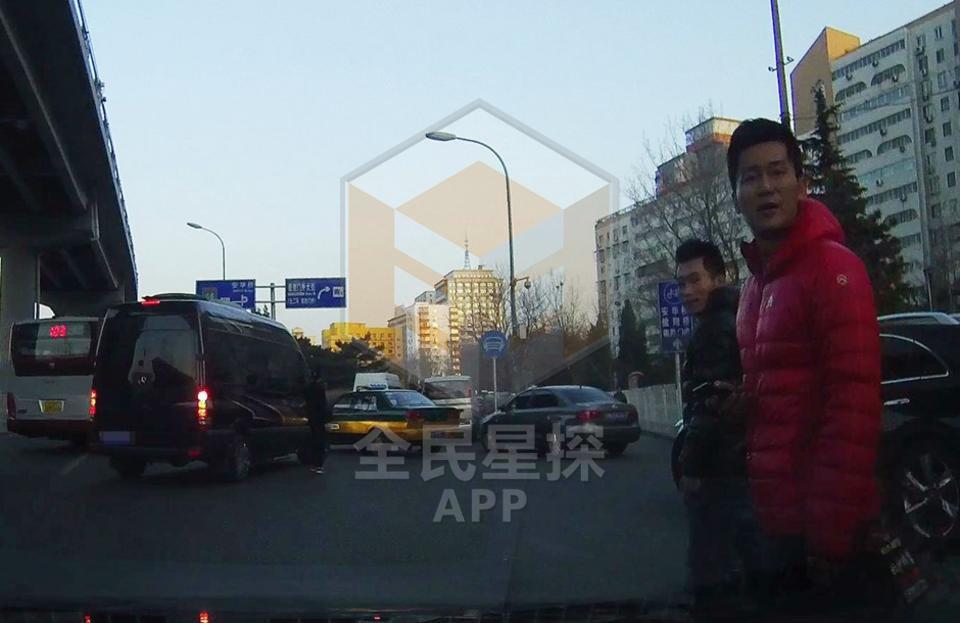 反侦察能力强！李晨发现风行记者 违规下车拍照记车牌号