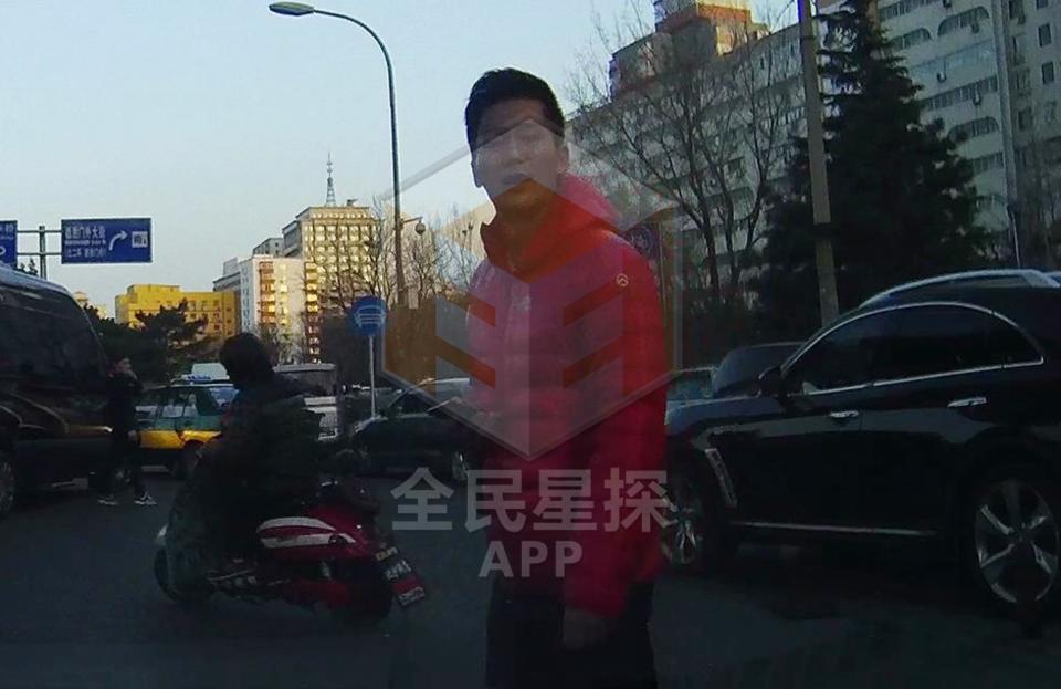 反侦察能力强！李晨发现风行记者 违规下车拍照记车牌号