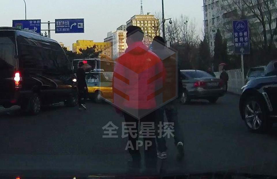 反侦察能力强！李晨发现风行记者 违规下车拍照记车牌号
