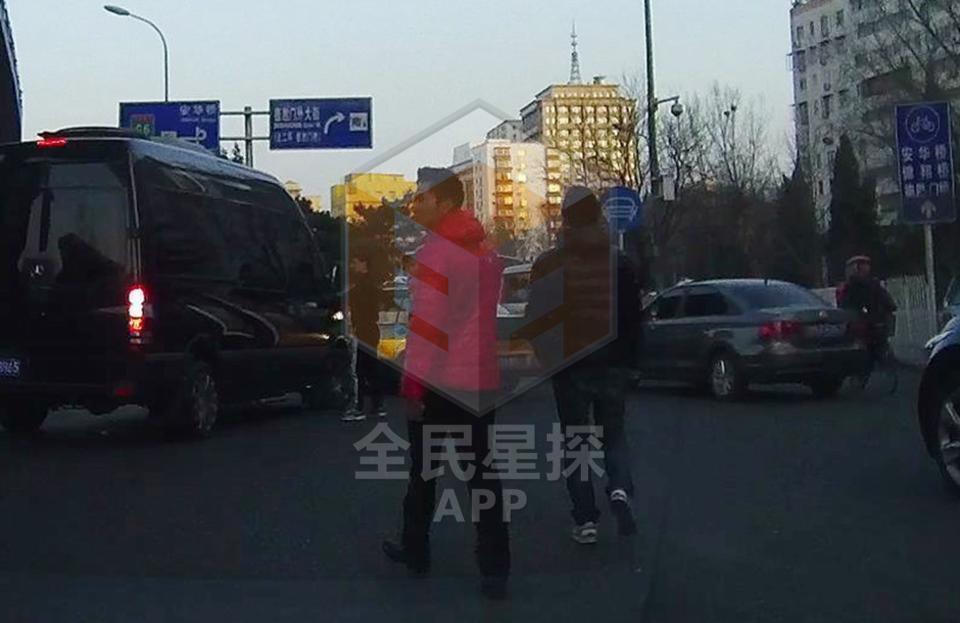 反侦察能力强！李晨发现风行记者 违规下车拍照记车牌号