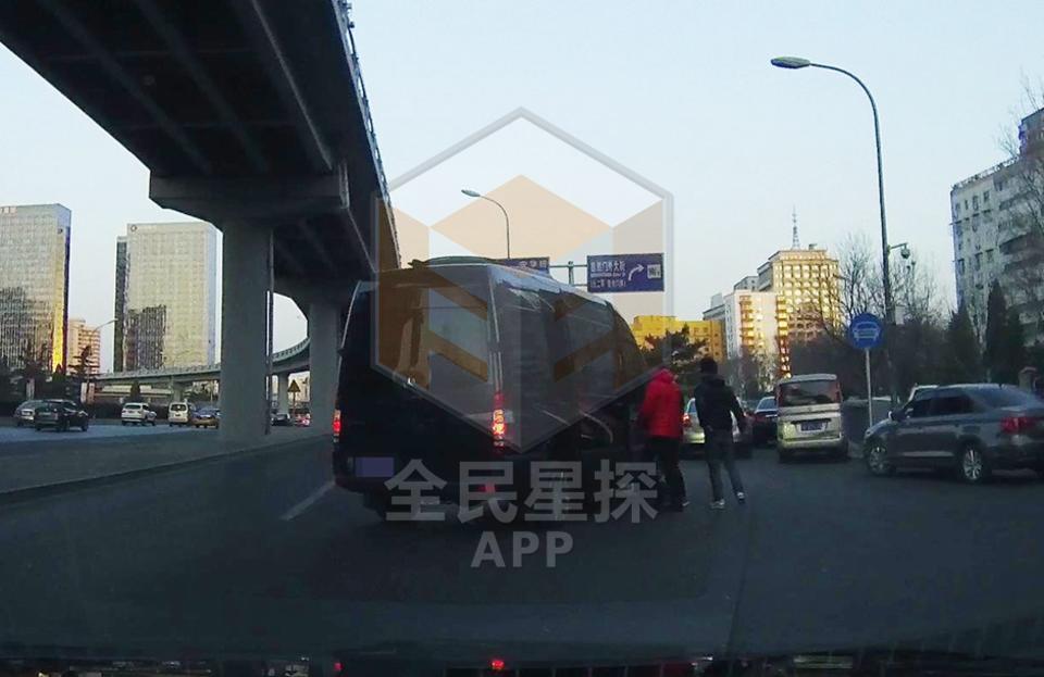 反侦察能力强！李晨发现风行记者 违规下车拍照记车牌号