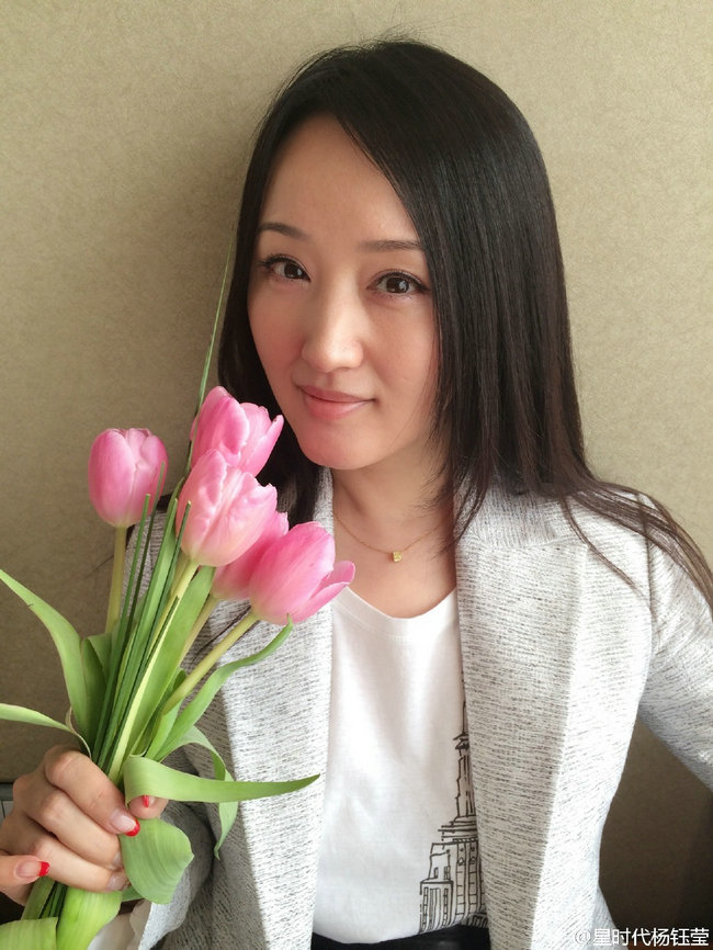 花美人！甜姐儿杨钰莹晒美照 网友调侃：男友送的吗