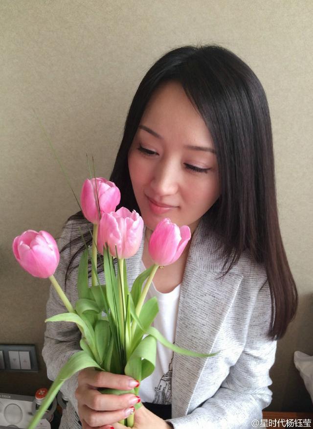 花美人！甜姐儿杨钰莹晒美照 网友调侃：男友送的吗