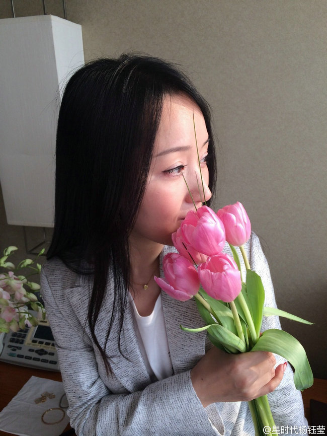 花美人！甜姐儿杨钰莹晒美照 网友调侃：男友送的吗