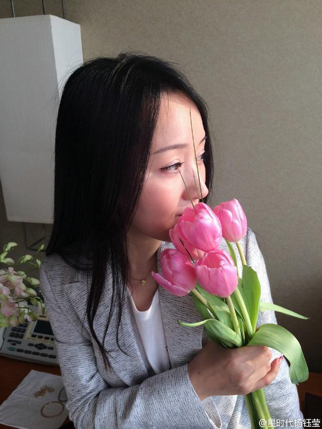 花美人！甜姐儿杨钰莹晒美照 网友调侃：男友送的吗