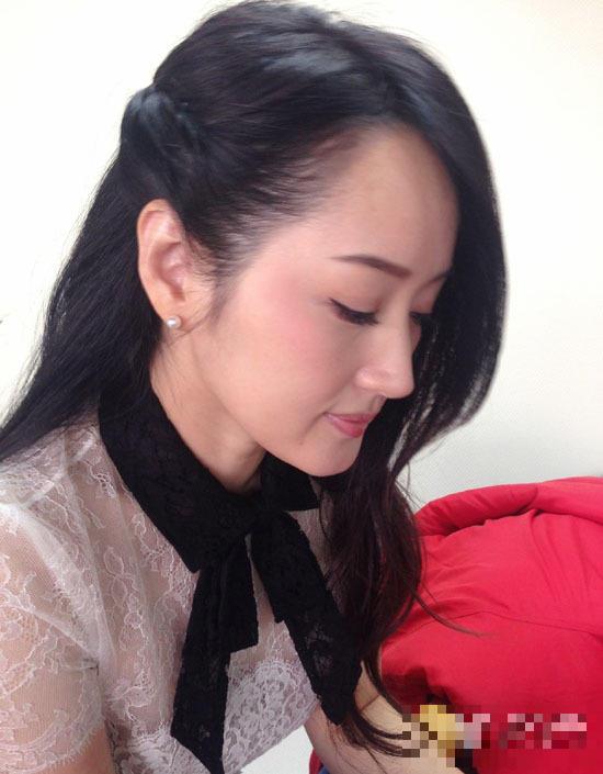 杨钰莹晒自拍称变瘦了