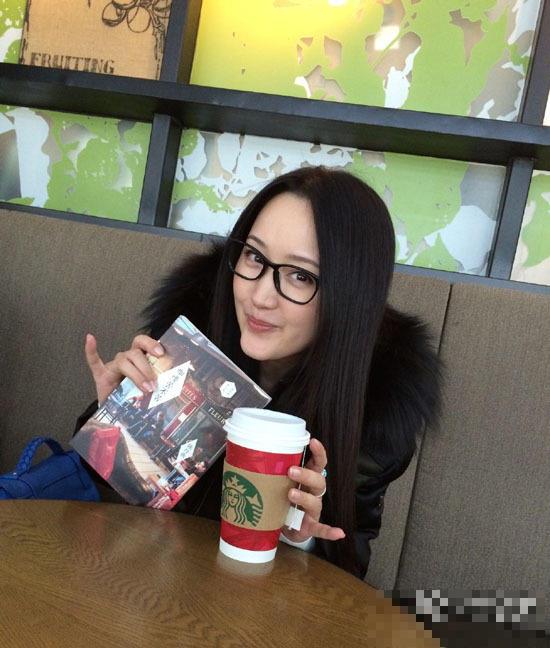 杨钰莹俏皮自拍如少女