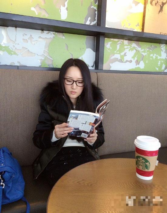 杨钰莹俏皮自拍如少女