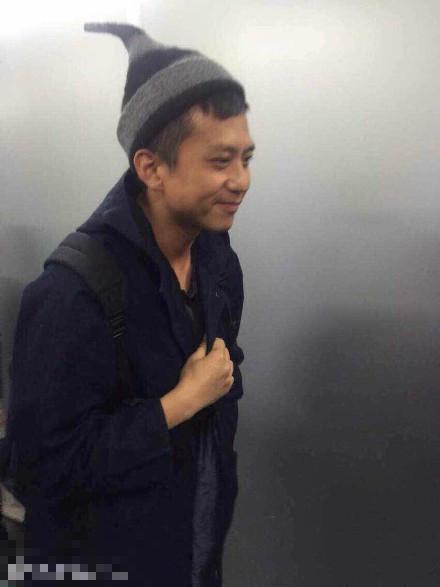 邓超心情大好搞笑依旧 对镜头搞怪卖萌