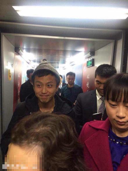 邓超心情大好搞笑依旧 对镜头搞怪卖萌