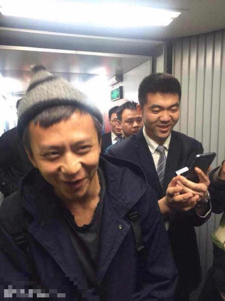 邓超心情大好搞笑依旧 对镜头搞怪卖萌